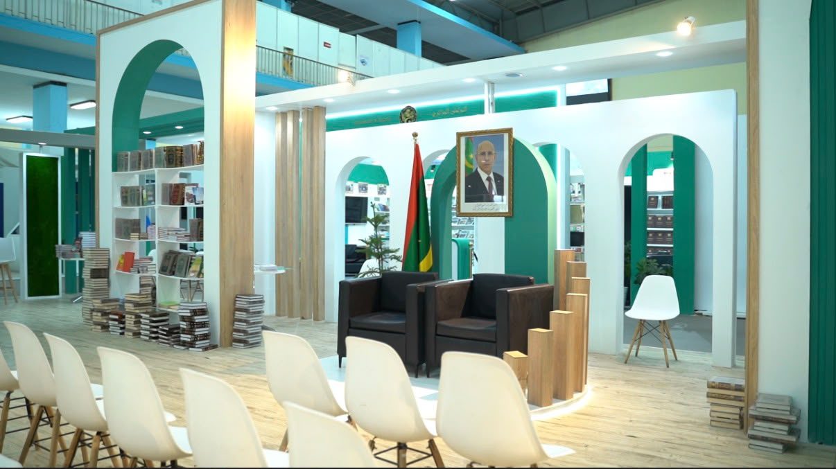 الداخل وقاعة الجلسات
